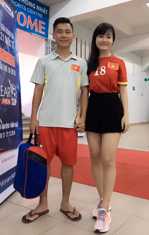 Cầu thủ 1m59 tự tin bên bạn gái "chân dài".