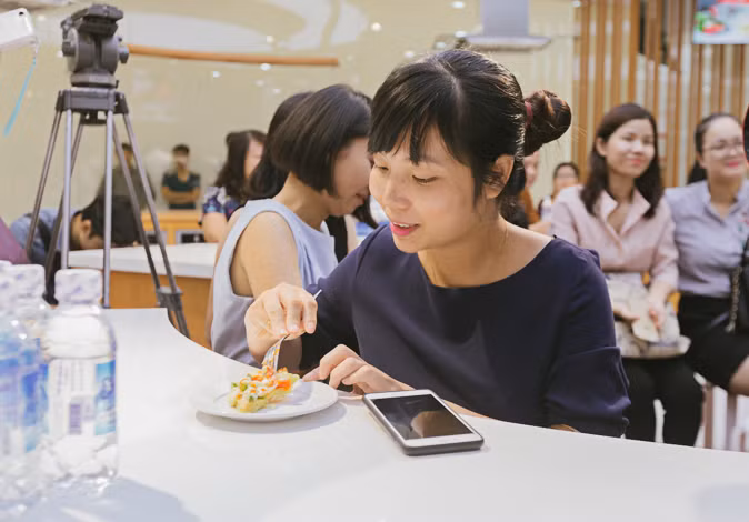 Các phóng viên, nhà báo đến tham dự lễ khai trương Văn phòng Hà Nội của Công ty Ajinomoto Việt Nam cũng nếm thử món "Pizza mỳ" và nhận xét đây là một món ăn hấp dẫn, phù hợp với gần như mọi gia đình.