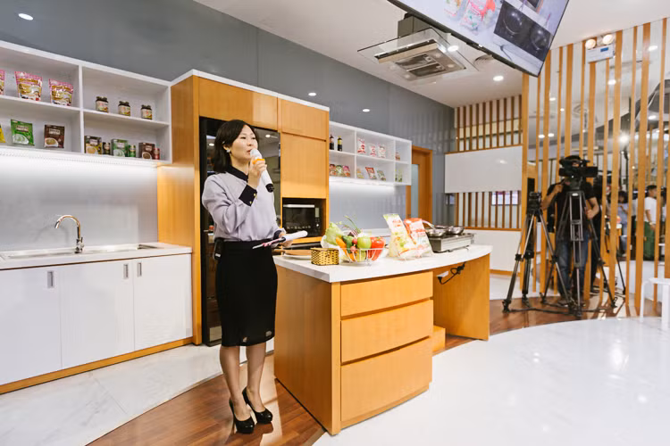 Trung tâm này còn mở ra các lớp học nấu ăn hoàn toàn miễn phí, tiếp nhận học viên ở mọi lứa tuổi và có cả một khu bếp hiện đại, đẳng cấp, khang trang, ấm cúng... làm nơi thực hành cho các học viên.