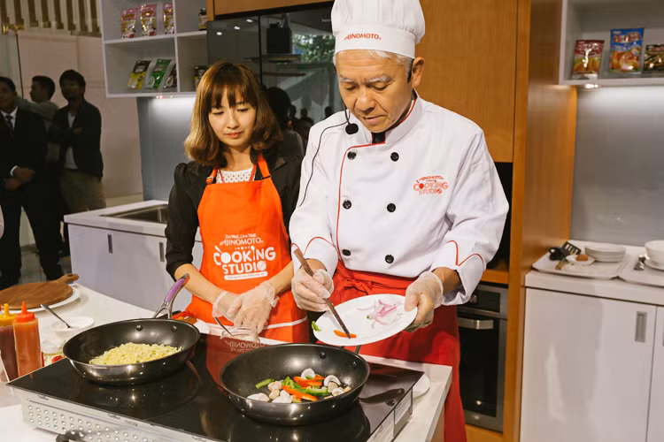 Với những nguyên liệu rất dễ kiếm như tôm, ớt chuông, hành tây, phô mai, mì Soba... ông Hiroharu Motohashi cùng một phụ bếp đã tạo ra một món ăn hết sức hấp dẫn. Mùi thơm trong gian bếp do Tổng giám đốc Công ty Ajinomoto Việt Nam tạo ra khi nấu nướng kích thích rất nhiều vị khách đang theo dõi.