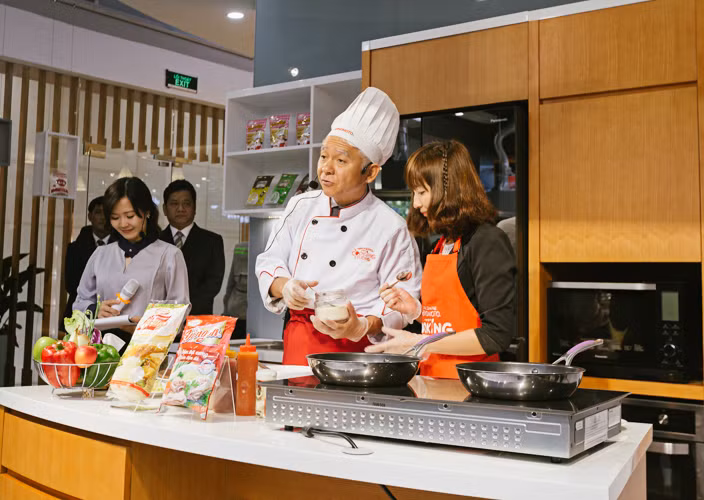 Trong ngày khai bếp, đưa Trung tâm Ajinomoto Cooking Studio vào hoạt động Ông Hiroharu Motohashi – Tổng Giám đốc Công ty Ajinomoto Việt Nam đã đích thân vào bếp, hướng dẫn và trình diễn nấu ăn trước sự chứng kiến của đông đảo các vị khách.