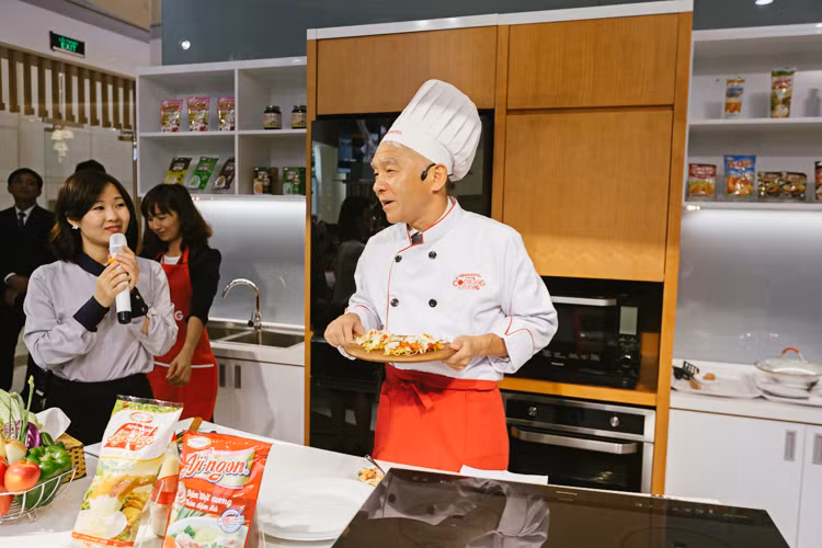 Ông Hiroharu Motohashi chia sẻ: “Nhiệm vụ của Ajinomoto là đóng góp vào cuộc sống khỏe mạnh và hạnh phúc của người dân Việt Nam thông qua văn hóa ẩm thực, một trong những cách đóng góp đó là việc duy trì những bữa ăn gia đình bởi những bức ăn gia đình luôn tạo ra sự hạnh phúc. Và với những kiến thức và kinh nghiệm của mình có được trong việc phát triển thực đơn, chúng tôi muốn chia sẻ miễn phí cho tất cả mọi người, tạo cảm hứng nấu ăn cho người dân Việt Nam để từ những nguồn cảm hứng đó, mọi người dân đều có được niềm vui, niềm hạnh phúc từ trong chính gia đình của mình”.