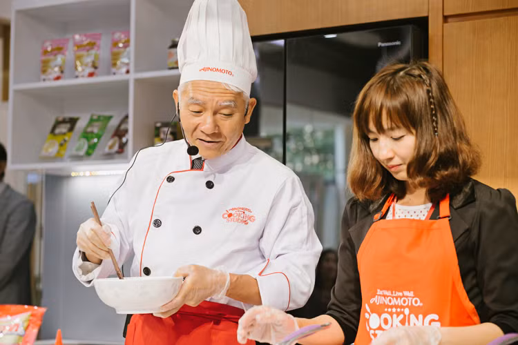 Với mong muốn giúp mỗi gia đình ở Việt Nam có được những bữa ăn ngon hàng ngày thông qua việc xây dựng các thực đơn hợp lý, nấu các món ăn ngon... Ông Hiroharu Motohashi đã giới thiệu món ăn mang tên "Pizza mỳ", vừa dễ làm, vừa giàu dinh dưỡng, vừa góp phần đổi mới bữa ăn gia đình.