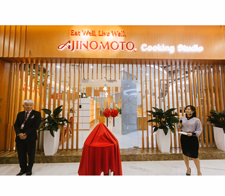 TGD Ajinomoto Viet Nam tu tay huong dan nau an tai VP Ha Noi