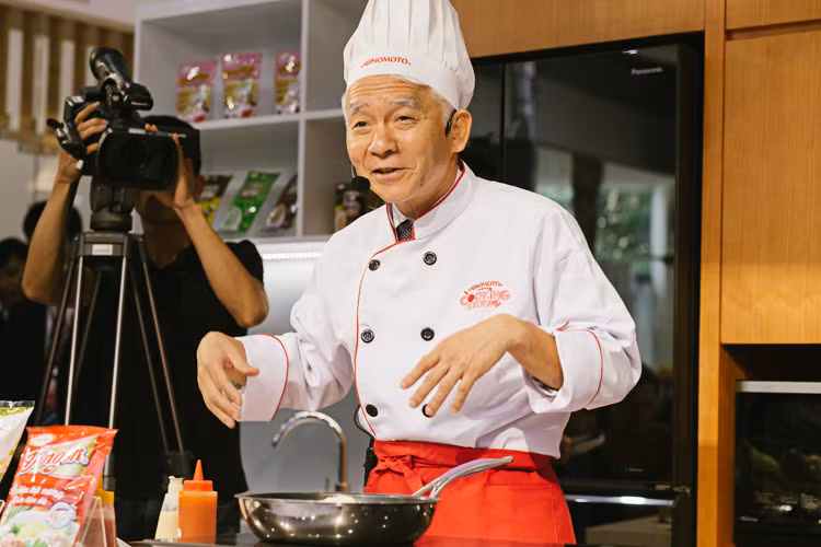 Ngoài chia sẻ sự hấp dẫn của món "Pizza mỳ", trong lúc nấu ăn, ông Hiroharu Motohashi còn rất cởi mở, nhiệt tình giao tiếp, trò chuyện với các vị khách.