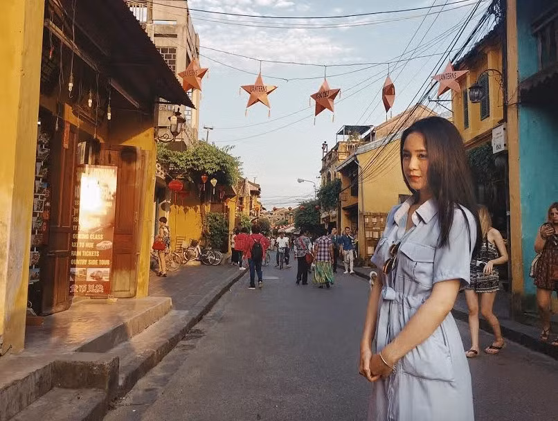 Ngoài đời thường, nữ sinh khá giản dị. 9X cho biết cô cảm thấy vui và hạnh phúc khi được làm gương mặt đại diện của trường. "Đó là một vinh dự cho mình. Mình sẽ cố gắng hết sức để xứng đáng với niềm tin của mọi người", tân hoa khôi chia sẻ.