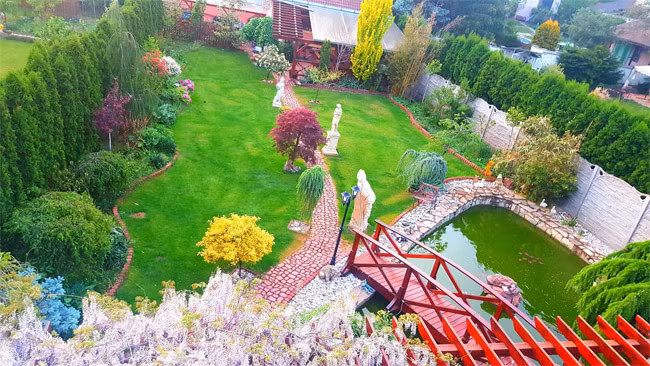 Chị Kim Cúc (Hà Nội) hiện đang định cư ở thành phố Praha (Cộng hòa Séc) luôn khiến cho hội chị em thích trồng hoa ban công mê mệt bởi khu vườn đẹp 1000 mét vuông đầy màu sắc của mình.