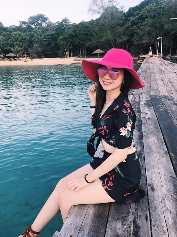 Nữ chính xuất hiện cùng Tài Smile trong sản phẩm mới tên là Nguyễn Quỳnh Như (sinh năm 1995), hiện đang sinh sống tại Cần Thơ. Một lần ngồi cafe trò chuyện, khi nghe Tài Smile đề cập đến ý định quay clip mới và muốn mời Như tham gia diễn chung. 'Là chỗ anh em bạn bè, lại cùng quê nên mình hỗ trợ anh, trước đó mình cũng chưa thử diễn xuất như vậy bao giờ' - Như nói.