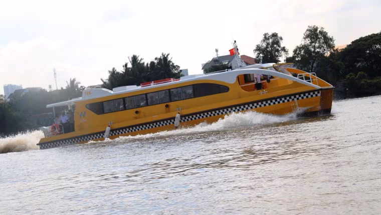 Tàu bus lưu thông trên sông Sài Gòn với lộ trình từ bến Bạch Đằng đến bến Linh Đông có thời gian dự kiến khoảng 30 phút (kể cả thời gian ghé các bến đón, trả khách).