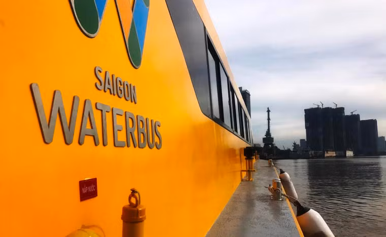 Can canh tau bus duong song dau tien o Sai Gon vua ha thuy