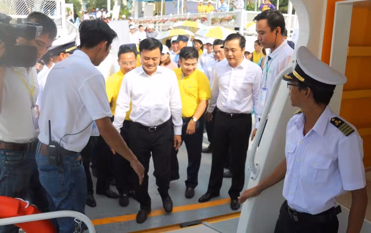 Giám đốc Sở GTVT TP HCM Bùi Xuân Cường, giám đốc sở Du lịch TP HCM Bùi Tá Hoàng Vũ và lãnh đạo các ban, ngành...đã đến dự buổi lễ hạ thủy.