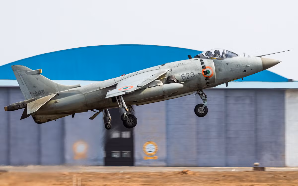 Sở dĩ Sea Harrier có khả năng cất cánh đường băng cực ngắn nhờ kết cấu động cơ đặc biệt. Nó được trang bị động cơ turbofan Pegasus với hai cửa hút không khí và 4 vòi phun có thể xoay đổi hướng.