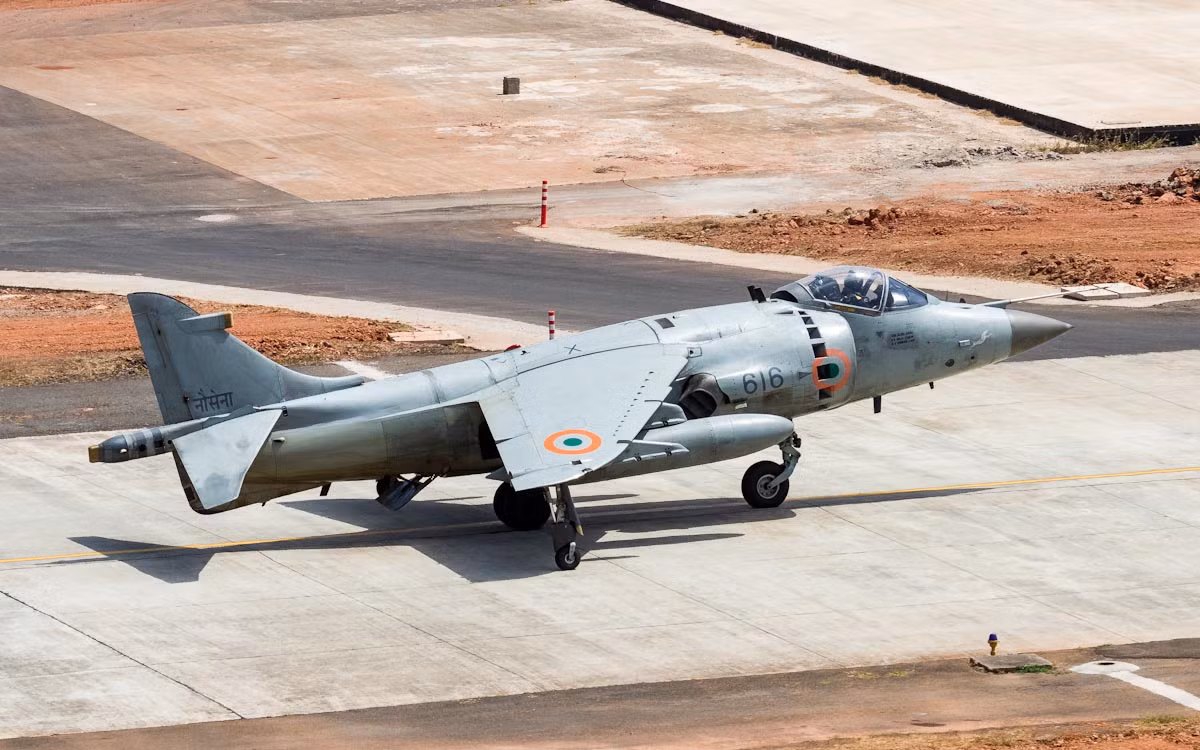 Thứ ba, một rào cản nữa là các loại vũ khí triển khai trên Sea Harrier do Mỹ - Anh sản xuất. Mà hiện Mỹ vẫn chưa dỡ bỏ lệnh cấm vận vũ khí sát thương cho Việt Nam, trong khi Anh thì đã không sản xuất nhiều loại vũ khí trên Sea Harrier. Tuy nhiên, việc Israel nâng cấp Sea Harrier cho phép triển khai các loại vũ khí thông minh mới như tên lửa Derby mở ra giải pháp sử dụng Sea Harrier với hệ vũ khí Israel. Mà Israel hiện là đối tác quốc phòng lớn với Việt Nam, chúng ta đã mua không ít loại vũ khí tối tân từ nước bạn.