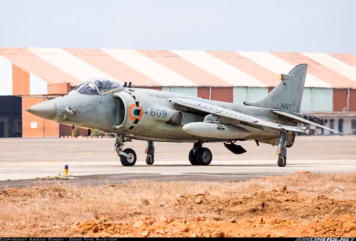 ….đặc biệt, tiêm kích Sea Harrier hoàn toàn có thể hoạt động cả trên đất liền với đường băng nhỏ hẹp chỉ cần dài vài trăm mét. Đó là tính năng hữu dụng trong điều kiện chiến tranh, các đường băng lớn có thể bị phá hoại. Hoặc Sea Harrier rất hữu dụng trên đường băng ngắn ở đảo Trường Sa lớn, quần đảo Trường Sa của Việt Nam.