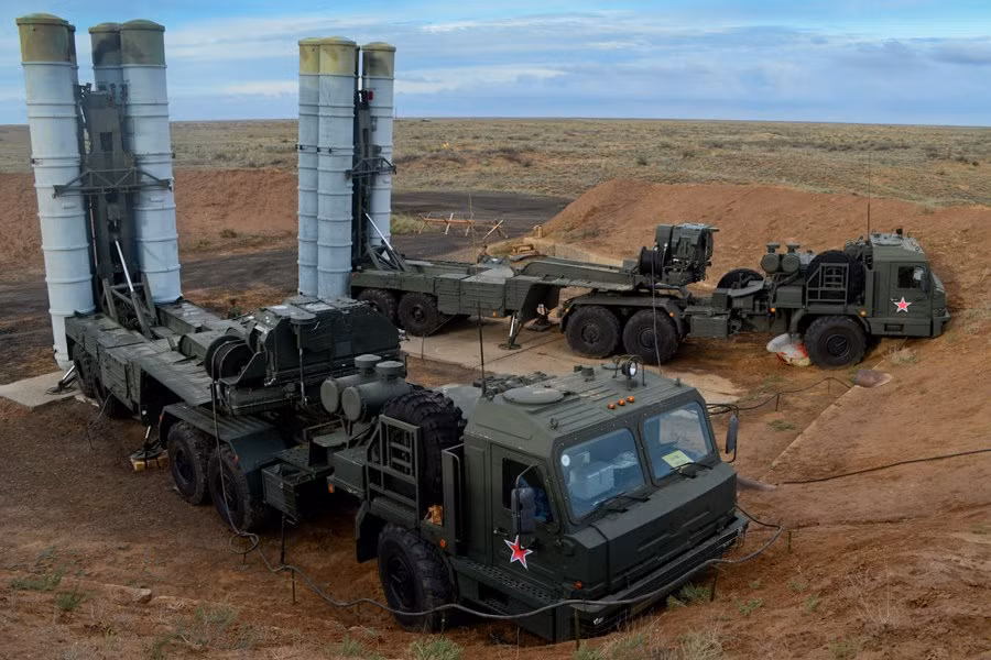 Thiết kế tổ hợp tên lửa phòng không S-300V4 rất khác so với S-300VM Antey 2500. Thay vì sử dụng khung gầm xe bánh xích, S-300V4 sử dụng các khung gầm xe vận tải bánh lốp hạng nặng BAZ, MAZ. Trong ảnh là bệ phóng tự hành 5P85TE2 của S-300V4, có nét giống với khung bệ S-400 Triumf.