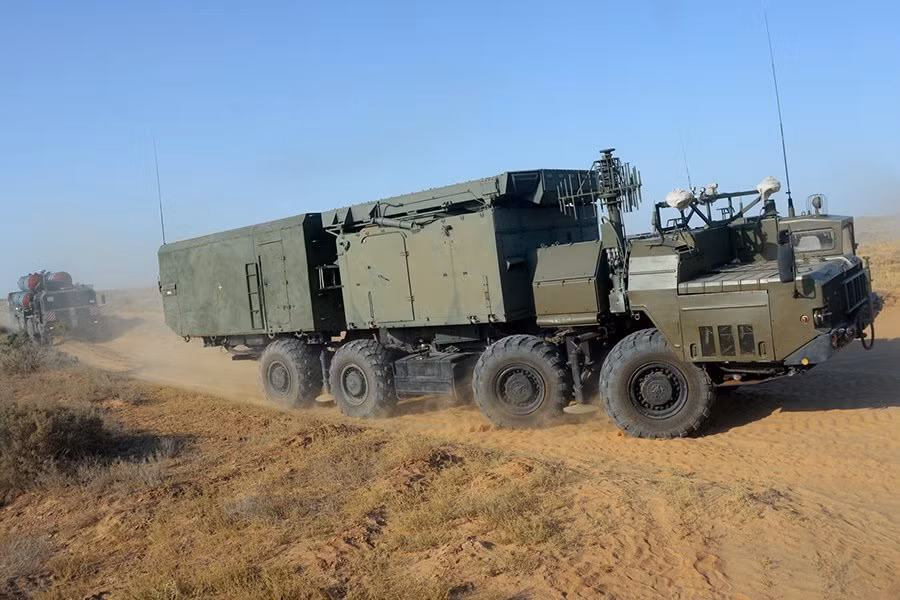 30N6E1 đặt trên khung bệ cơ sở xe vận tải hạng nặng MAZ-543.