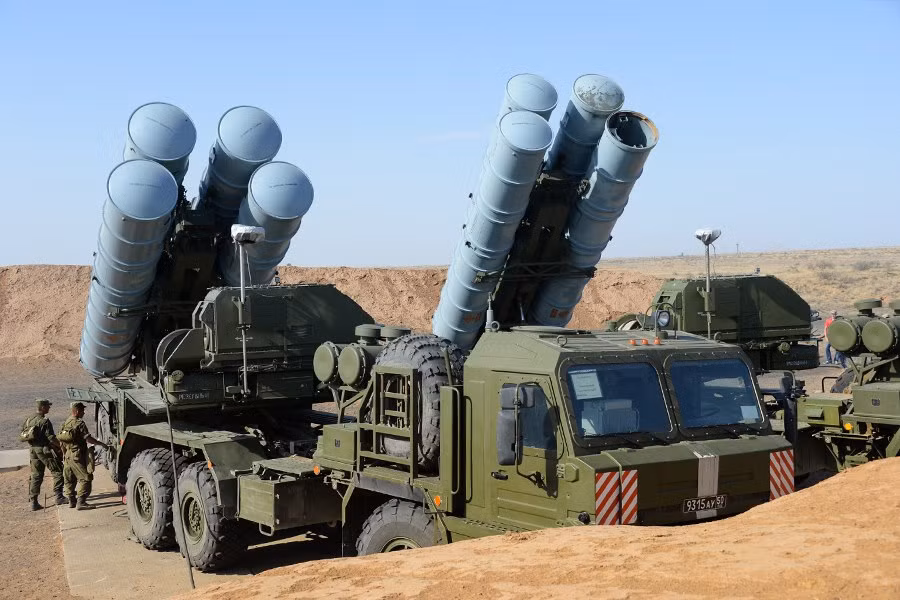 Tổ hợp tên lửa phòng không - phòng thủ tên lửa S-300V4 là phiên bản mới nhất của dòng tên lửa huyền thoại S-300. Nó là sự kết hợp công nghệ S-300V3 và S-300VM, NATO định danh là SA-23 Gladiator.