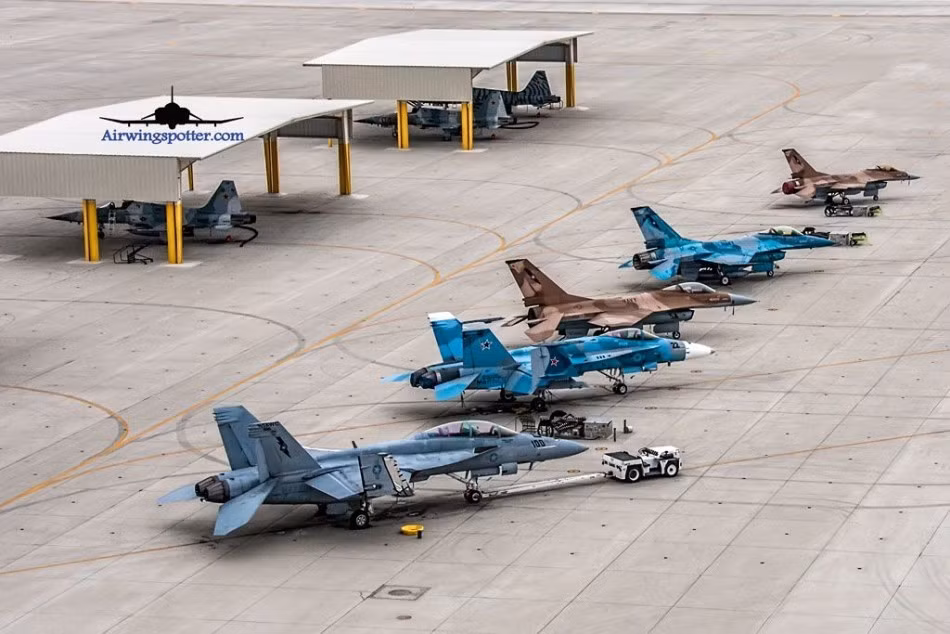 Ngoài tiêm kích F-5E, Mỹ còn sử dụng các tiêm kích F/A-18 và F-16 để minh họa sức mạnh tiêm kích MiG-29, Sukhoi Su-30, Su-35 của Không quân Nga.