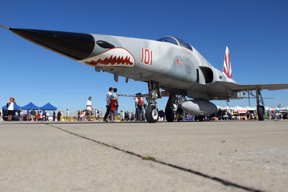 Việc sử dụng các máy bay tiêm kích đóng giả máy bay Nga đã được Mỹ áp dụng từ cuộc chiến tranh Việt Nam tới tận ngày nay vẫn còn duy trì. Thậm chí, họ còn thành lập nhiều phi đội với hàng chục máy bay cùng các phi công lão luyện để huấn luyện phi công không chiến.