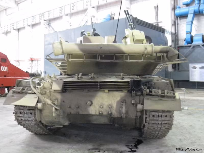 Xe tăng chủ lực T-64E gần như nâng cấp toàn diện mẫu T-64BV, tập trung cải tiến giáp bảo vệ, hỏa lực, hệ thống điều khiển hỏa lực, động cơ...