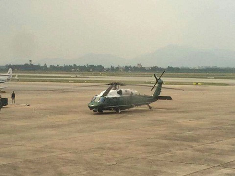 Như đã đề cập ở bài viết “Điều chưa biết về trực thăng hộ tống Obama công du VN”, trực thăng Marine One không phải là thiết kế riêng biệt. Mà biệt danh “Marine One” được đặt cho bất kỳ loại trực thăng nào sử dụng để chở Tổng thống Mỹ. Trong lần thăm Việt Nam này, chiếc VH-60N White Hawk được giao tên “Marine One” phục vụ Tổng thống Obama.