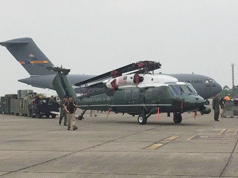 Mới đây, trực thăng Marine One hộ tống ông Obama thăm Việt Nam đã được máy bay vận tải C-17 của Không lực Hoa Kỳ vận chuyển thành công từ Mỹ tới sân bay quốc tế Nội Bài. Chiếc Marine One này được tháo rời một số bộ phận để đưa từ Mỹ sang, sau đó lắp ráp hoàn chỉnh và kiểm tra kỹ thuật để chuẩn bị cho các hoạt động phục vụ Tổng thống Obama ở Việt Nam.