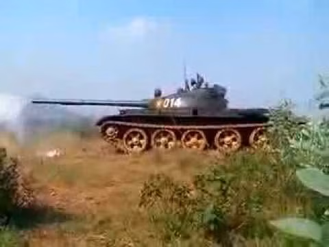 Khác với pháo D-10T hay D-10T2S trên T-54/55, pháo 115mm của xe tăng T-62 được thiết kế bọng hút khói ở 2/3 thân nòng giúp xả khói thuốc phóng ra ngoài thay vì bị đẩy ngược vào trong (như trên T-54/55) sau khi khai hỏa. Ngoài ra, T-62 còn có hệ thống đẩy vỏ thuốc phóng sau khi bắn ra ngoài.