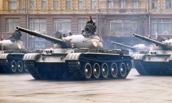 Xe tăng T-62 của Việt Nam được xem là loại xe tăng đầu tiên trên thế giới được trang bị pháo nòng trơn – khẩu U-5TS 115mm (tên mã thiết kế là 2A20) ra đời từ cuối những năm 1950 cùng với chương trình phát triển T-62.