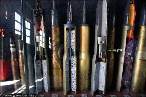 Kho đạn trên xe tăng T-62 gồm 40 viên: 12 viên đạn xuyên giáp APFSDS kiểu BM-3; 6 đạn nổ chống tăng HEAT kiểu BK-4, BK-4M và 22 đạn nổ phá HE OF-18.