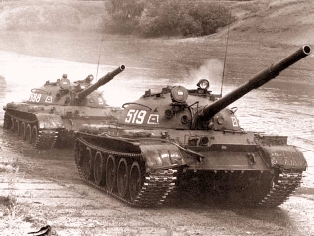 Hệ thống tự động hất vỏ đạn cũng gây nên sự rò rỉ ngược khí carbonic và gây thương tổn vật lý khi vỏ đạn văng ra khỏi nòng cho thành viên tổ lái, thêm vào đó, lỗ hất vỏ đạn là một khe hở chết người của hệ thống NBC. Mỗi khi bắn, khẩu pháo phải nằm đúng vị trí khe hất vỏ đạn, đồng thời tháp pháo cũng không thể quay khi đang thao tác nạp đạn. Mặc dù xa trưởng có khả năng chiếm quyền của pháo thủ và quay tháp pháo nhưng anh ta không thể bắn từ vị trí chỉ huy vì không có tầm quan sát.