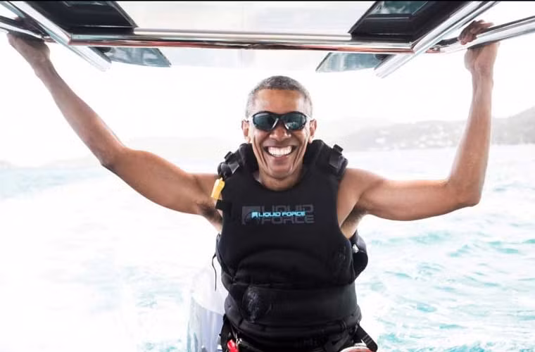 Còn trước đó, cả hai ông bà cùng tham gia những kì nghỉ dưỡng vui vẻ tại các địa điểm khác nhau. Ảnh: Ông Barack Obama ngồi trên thuyền trong lúc chơi lướt ván diều trong kì nghỉ trên đảo Moskito, Quần đảo Virgin thuộc sở hữu của tỷ phú Richard Branson.