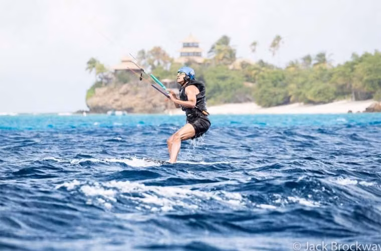 Cựu Tổng thống Mỹ Obama lướt ván diều khi đi nghỉ dưỡng trên đảo Moskito hồi tháng 2/2017.