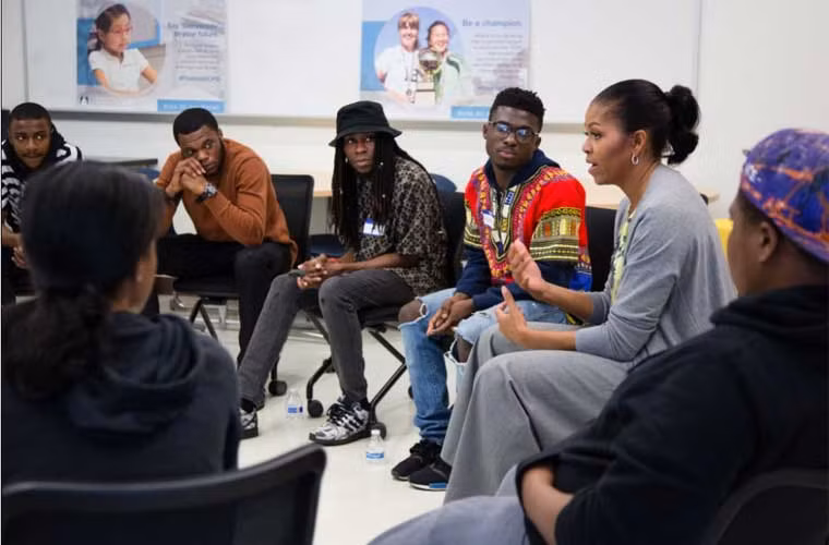 Cựu Đệ nhất phu nhân Mỹ Michelle Obama cũng có những hoạt động riêng. Trong ảnh, bà đang chủ trì một cuộc thảo luận bàn tròn với các học sinh thuộc trường Ballou STAY ở Washington ngày 27/2/2017.