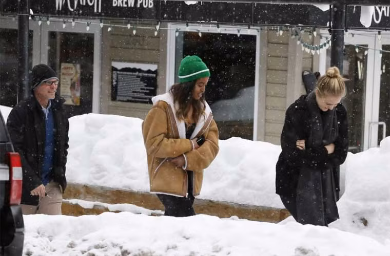 Còn cô gái lớn của vợ chồng ông Obama là Malia đi cùng bạn bè trên Phố Main trong dịp Liên hoan phim Sundance 2017 ở Utal.