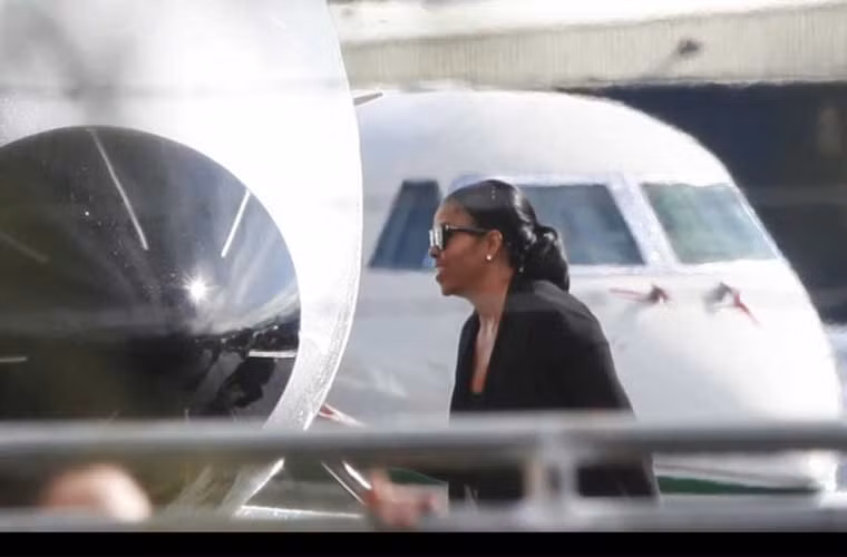 Cựu Đệ nhất phu nhân Mỹ Michelle Obama lên máy bay để tới California ngày 23/1/2017. (Nguồn ảnh WP)