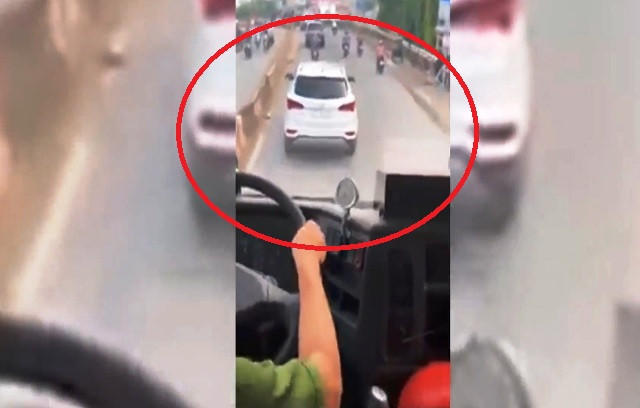 Cai ket dang cho tai xe oto “can duong” xe cuu hoa di lam nhiem vu