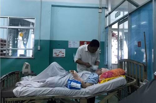 Hai cô gái đã qua cơn nguy kịch và đang điều trị tại bệnh viện.