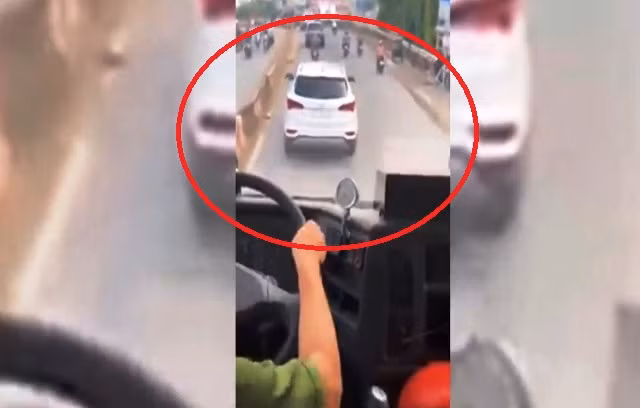 Chiếc xe cứu hỏa hú còi đi làm nhiệm vụ và các phương tiện phía trước đều nhường đường, nhưng chiếc ôtô màu trắng thì không