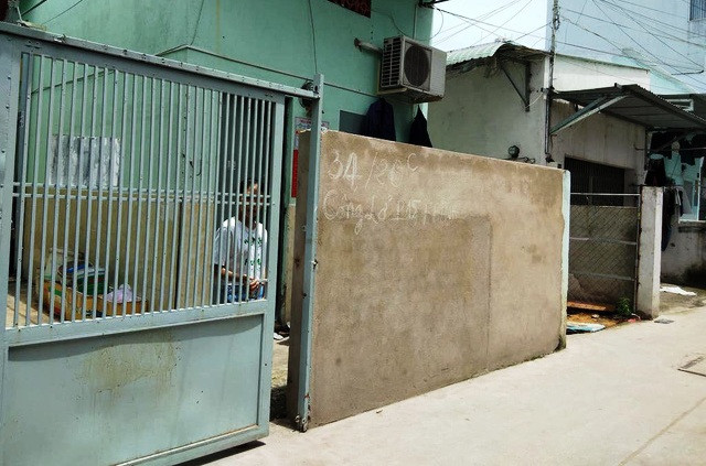 Hiện trường ở khu nhà trọ, nơi xảy ra vụ nổ súng, chém người kinh hoàng.