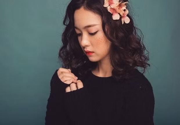 Phi Linh là người mẫu ảnh từ năm lớp 9. Cô bé thường nhận lời tham gia làm mẫu những lúc có thời gian rảnh. Bên cạnh đó, nữ sinh 10X cũng đạt thành tích học sinh giỏi nhiều năm liền và có dự định thi vào ngành Truyền thông của một trường đại học ở TP.HCM.