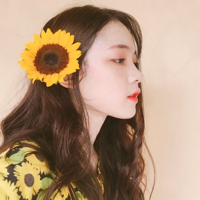 Gương mặt thanh tú, mũi cao cùng nụ cười tỏa nắng của Phi Linh đã khiến nhiều trái tim phải "liêu xiêu". Hiện, cô bé có hơn 60.000 người yêu mến trên mạng.