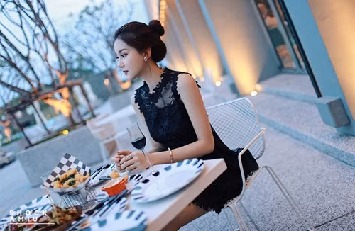 Cô cũng nói thêm, muốn đi trên con đường kinh doanh này, đầu tiên phải thực sự có chí lớn, không ngại khó, ngại khổ. Đã dám nghĩ, thì cũng phải có dũng cảm dám làm, dám đầu tư, dám bỏ ra công sức, trí tuệ. Tiếp theo đó là phải thật kiên trì, cộng thêm một chút may mắn, chắc chắn sẽ thành công. Nhiều người nói hot girl kiếm tiền rất dễ, nhưng thực sự muốn chuyển hóa danh hiệu hot girl thành sự nghiệp đáng kể, phải cần đến cực nhiều cố gắng, nỗ lực. Bên cạnh đó cũng luôn phải nghiên cứu, quan tâm đến thời đại để theo kịp xu hướng.