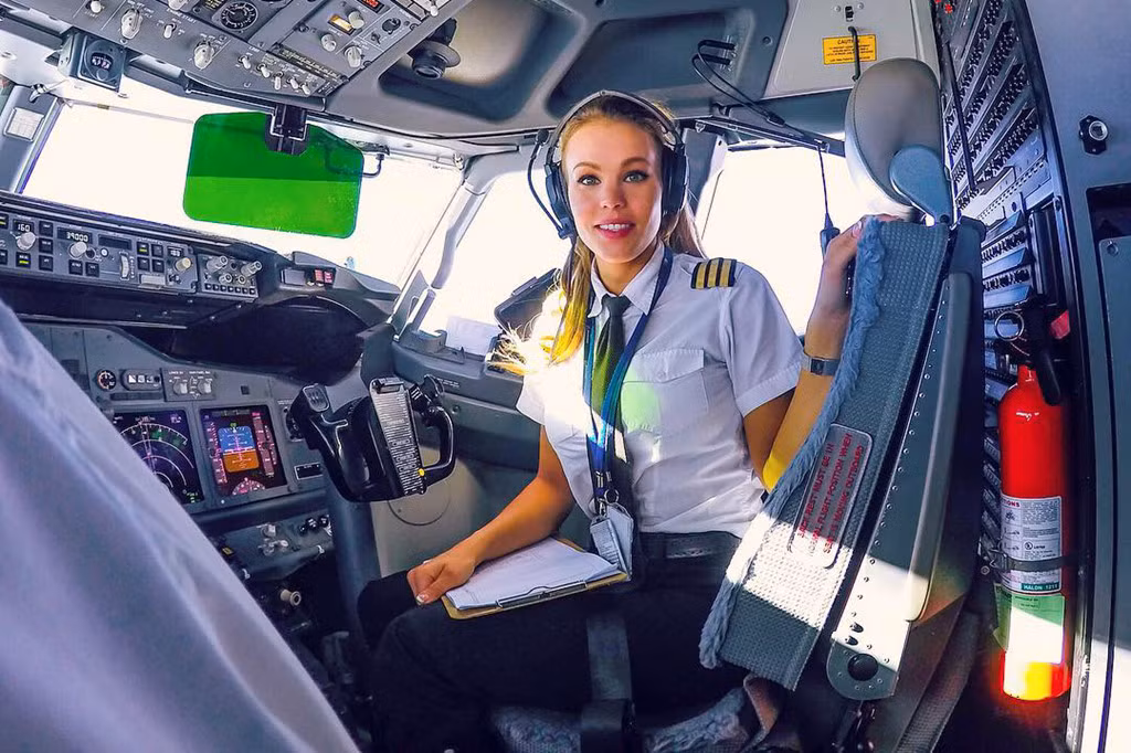 Malin Rydqvist (29 tuổi, Thụy Điển) là nữ phi công sở hữu tài khoản Instagram có gần 190.000 lượt theo dõi nhờ các bức ảnh tập yoga đẹp mắt. Theo Mirror, Malin đến với yoga để chữa trị chứng đau lưng sau một tai nạn vào năm 2008. Do tính chất công việc phải liên tục di chuyển, 8X chọn cách tập luyện trên mọi địa hình, ở bất cứ nơi nào cô tới. Nhờ đó, Malin sở hữu vóc dáng nóng bỏng không thua kém người mẫu. Ảnh: Instagram NV.