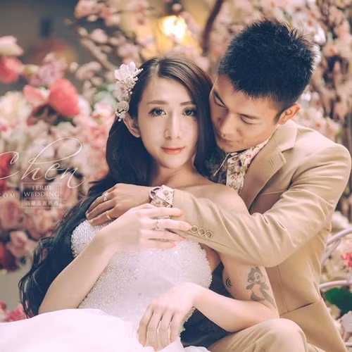 Trước tình yêu của Hoằng Dật, Gia Văn vô cùng cảm động, cô cho biết, chỉ cần phẫu thuật loại bỏ yết hầu và phẫu thuật hạ thân nữa là cô sẽ trở thành một cô gái thực sự. Trong quá khứ, thường xuyên có người hỏi cô có phải là trai đột lốt gái hay không, cô và Hoằng Dật có phải là gay hay không. Thế nhưng, bẩm sinh con người không được lựa chọn giới tính cho mình, lớn lên trưởng thành, nhận thức được thì có quyền thay đổi. Vì thế, cả hai đều không để ý đến ánh mắt kỳ thị của người ngoài cuộc, chỉ muốn sống trọn từng phút giây với nhau.