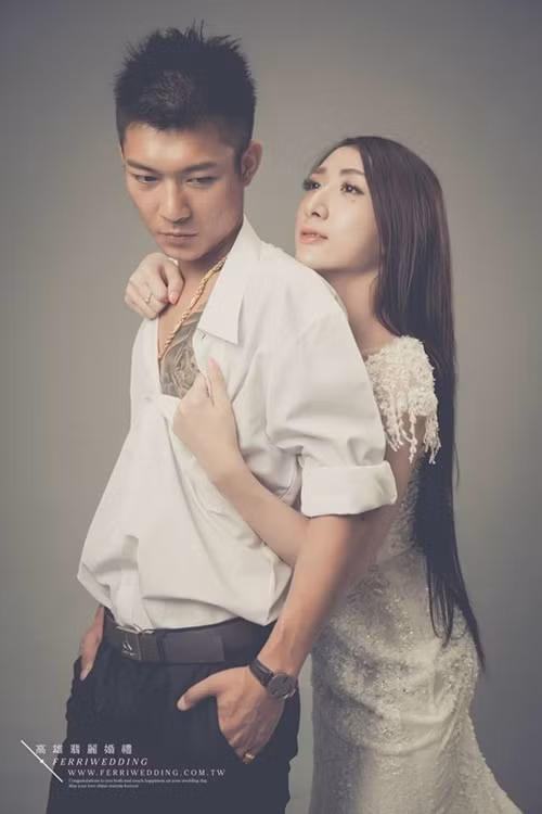 Khi nói ra điều bí mật lớn nhất của mình, Gia Văn rất lo sợ bạn trai sẽ bị sốc và bỏ rơi cô. Thế nhưng, ngược lại, Hoằng Dật chỉ mất đúng 5s để tiếp thu sự thực, sau đó nói cho Gia Văn biết "tình yêu không phân biệt giới tính". Đáng nói, không chỉ chấp nhận sự thực bạn gái là người chuyển giới, Hoằng Dật còn ủng hộ nhiệt tình ước mơ chuyển giới hoàn toàn của Gia Văn. Đặc biệt, để biến ước mơ trở thành một cô gái thực sự của Gia Văn thành hiện thực, Hoằng Dật liều mạng kiếm tiền, dự định bao giờ đủ 500.000 tệ sẽ đưa Gia Văn sang Thái Lan để phẫu thuật.