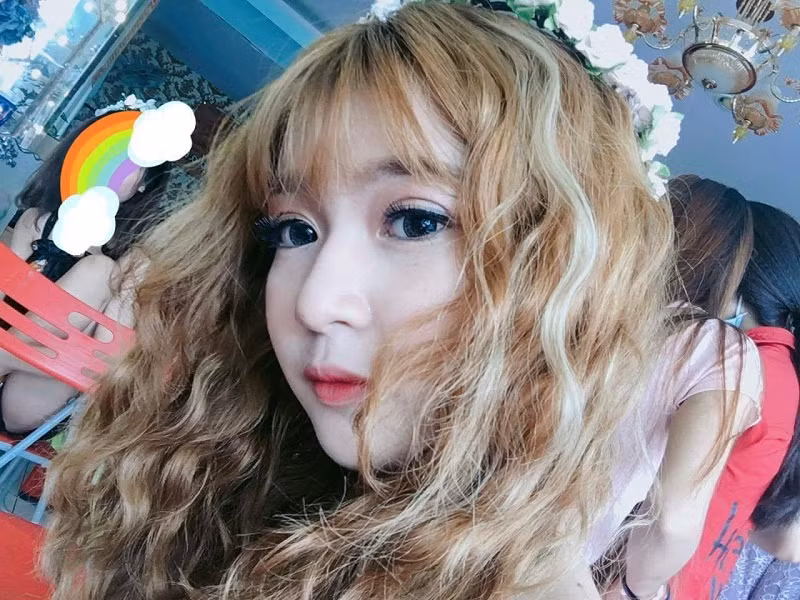 “Mình rất thích chụp ảnh vì mình nghĩ nó sẽ giúp chúng ta lưu giữ lại những khoảnh khắc đẹp trong từng giai đoạn của mỗi người. Thanh xuân cũng như tuổi trẻ trôi qua rất nhanh, do đó mình thường có thói quen sẽ chụp một bộ ảnh vào một thời điểm đặc biệt để sau này ngắm nhìn lại. Và mới đây nhất mình có chụp một bộ ảnh với Sen để tự nhắc nhở bản thân mình phải giữ cho bản thân mình thật thanh cao và kiêu hãnh dù ở bất kì môi trường nào”, Yến Oanh chia sẻ.