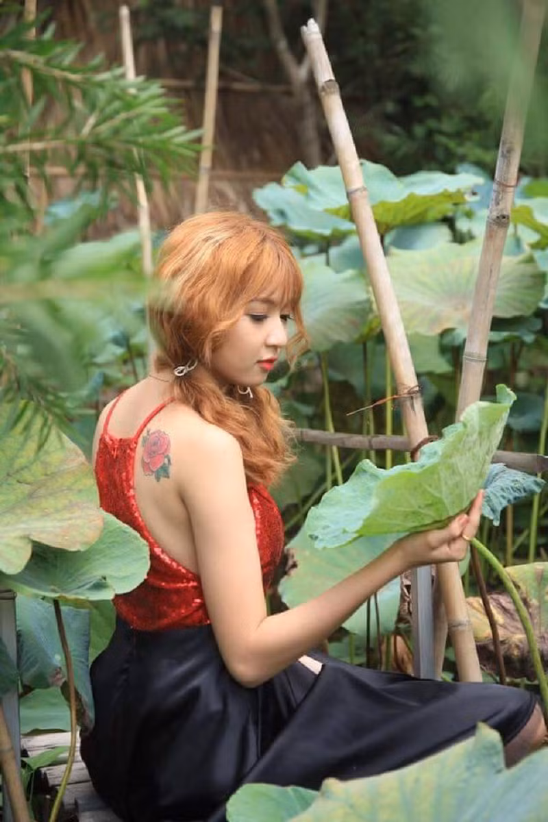 Hiện tại Yến Oanh đang làm việc tại một nhà hàng nhưng cô nàng bật mí sắp đến sẽ thử sức thêm ở lĩnh vực kinh doanh online. Cô nàng hi vọng công việc mới sẽ giúp mình ngày càng trưởng thành và bản lĩnh hơn trong cuộc sống.