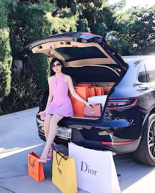 Đó là Nguyễn Đặng Tiểu Giang (sinh năm 1993), hiện sống và làm việc tại Mỹ. Hình ảnh của cô nàng đã hơn một lần xuất hiện trên group ảnh gần 50.000 lượt theo dõi dành riêng cho con nhà giàu Việt Nam.