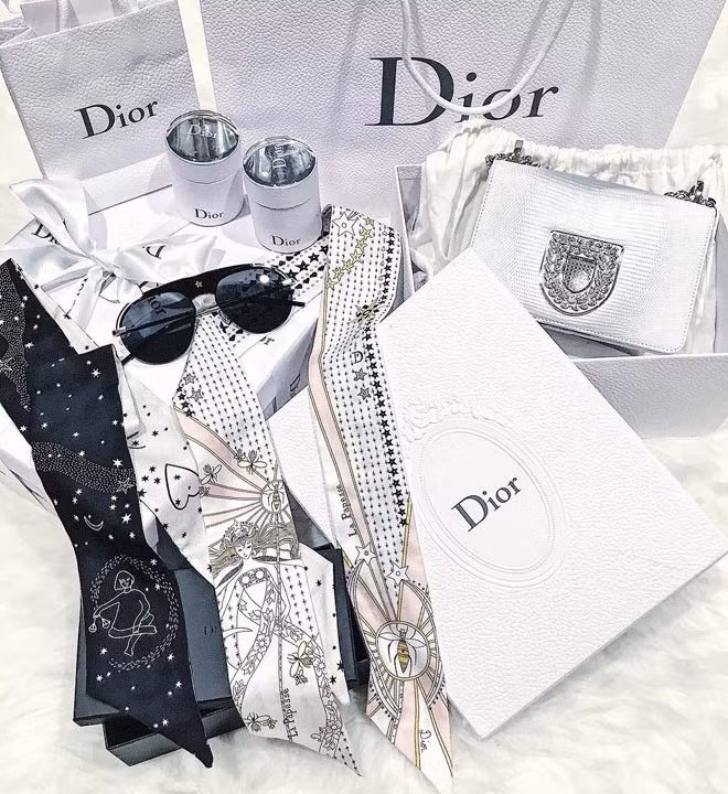 Tuy vậy, những hình ảnh về giày dép, túi xách, son môi… chỉ là một phần nhỏ trong bộ sưu tập của cô. Cô không muốn đăng tải tất cả những gì mình có lên mạng xã hội, tránh việc bị “ném đá” là thích khoe của.