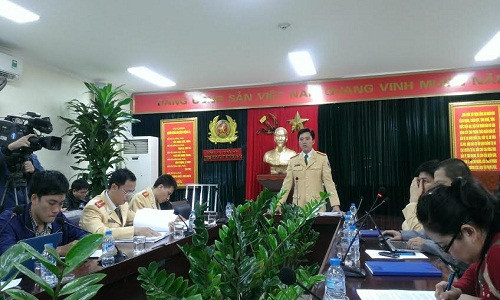 Thiếu tá Nguyễn Mạnh Hùng cung cấp, giải đáp các thông tin liên quan cho PV.